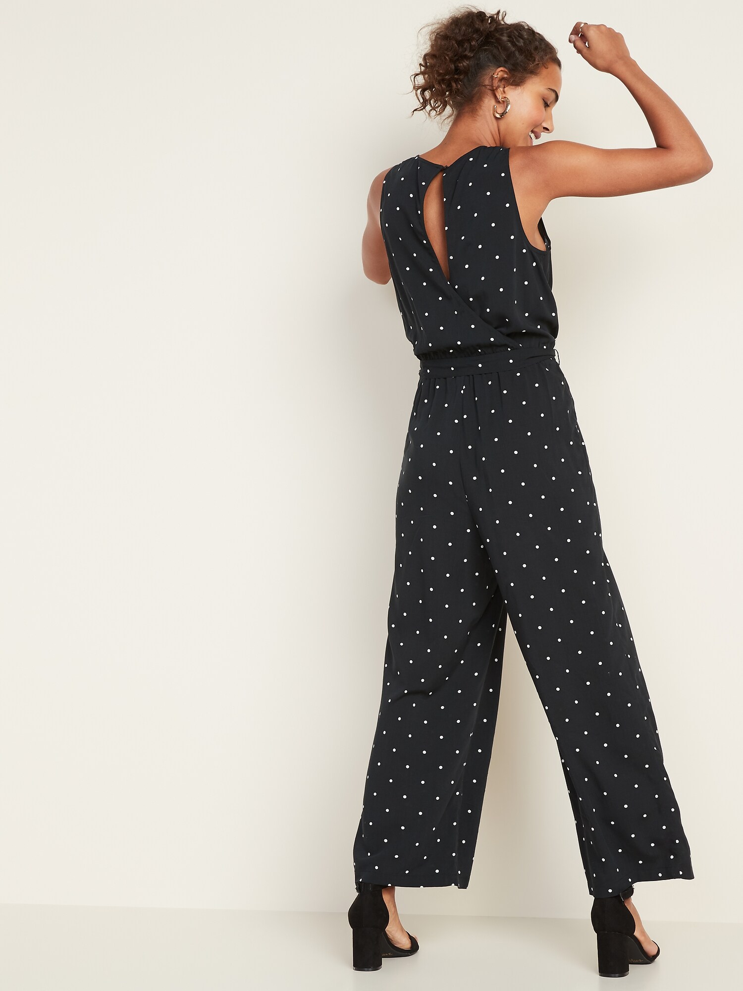 how to tie a belt on a jumpsuit