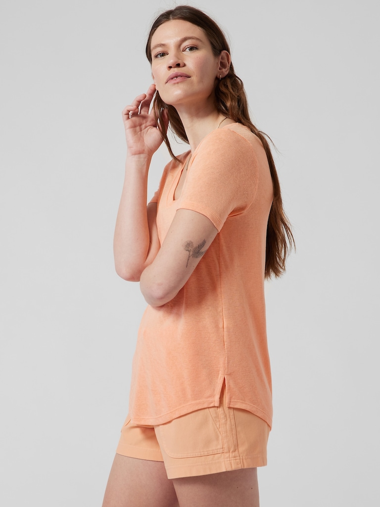 Breezy Scoop V Tee