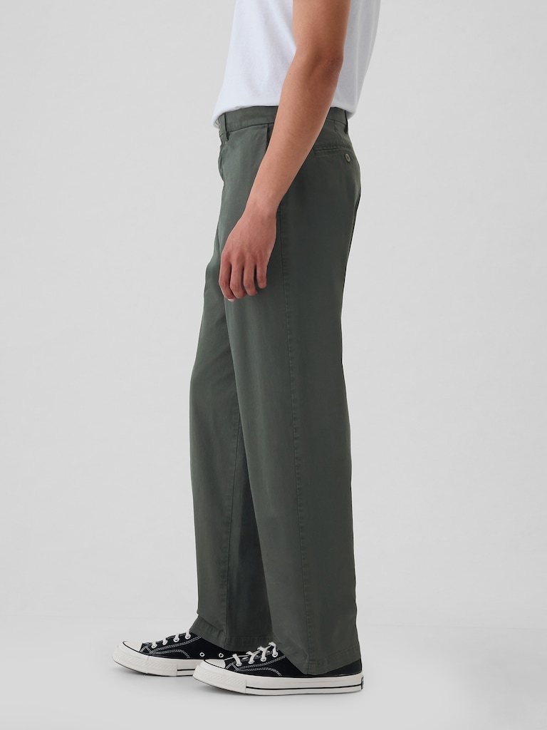 Modern Khakis in Baggy Fit