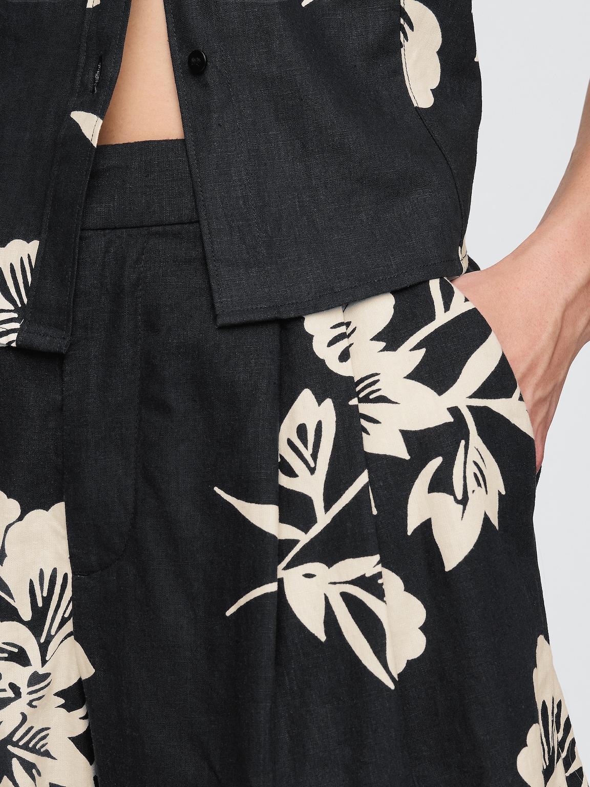 365 High Rise Linen-Blend Shorts