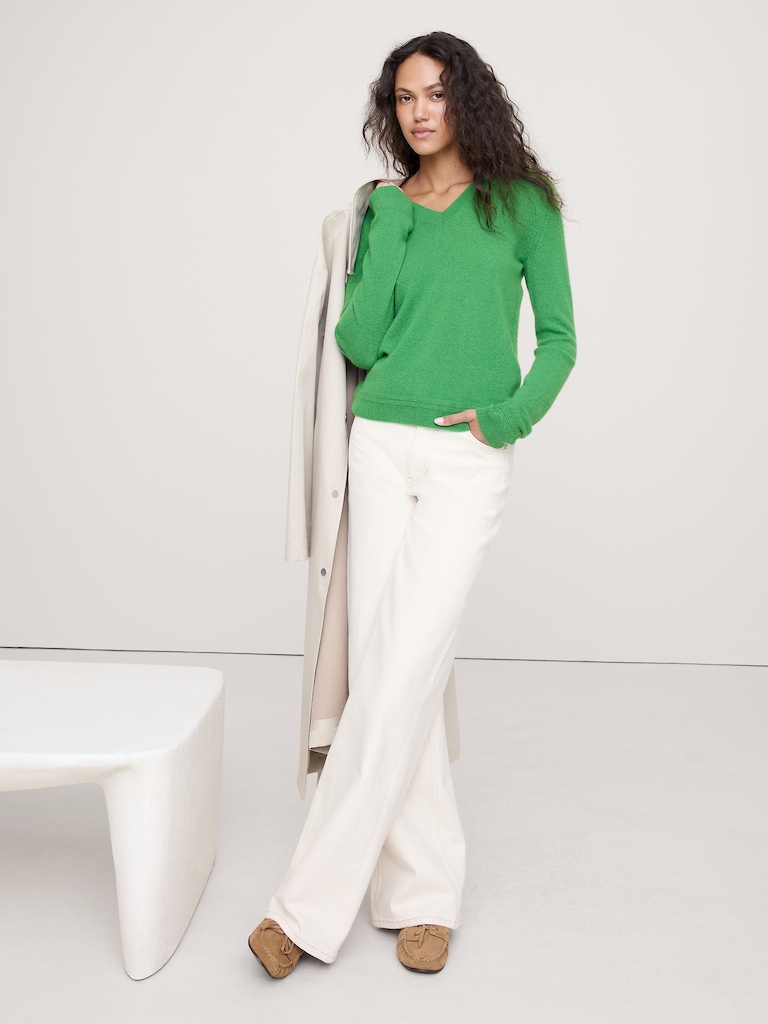 Lightweight Cashmere V-Neck Sweater