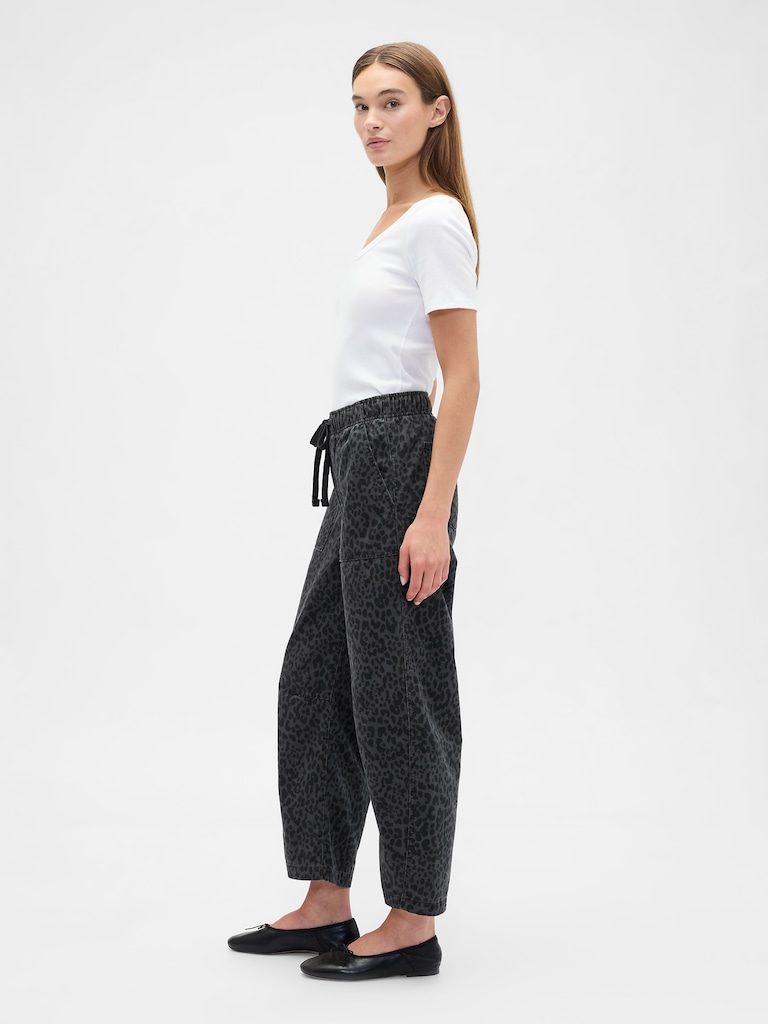 Mid Rise Print Pull-On Barrel Jeans