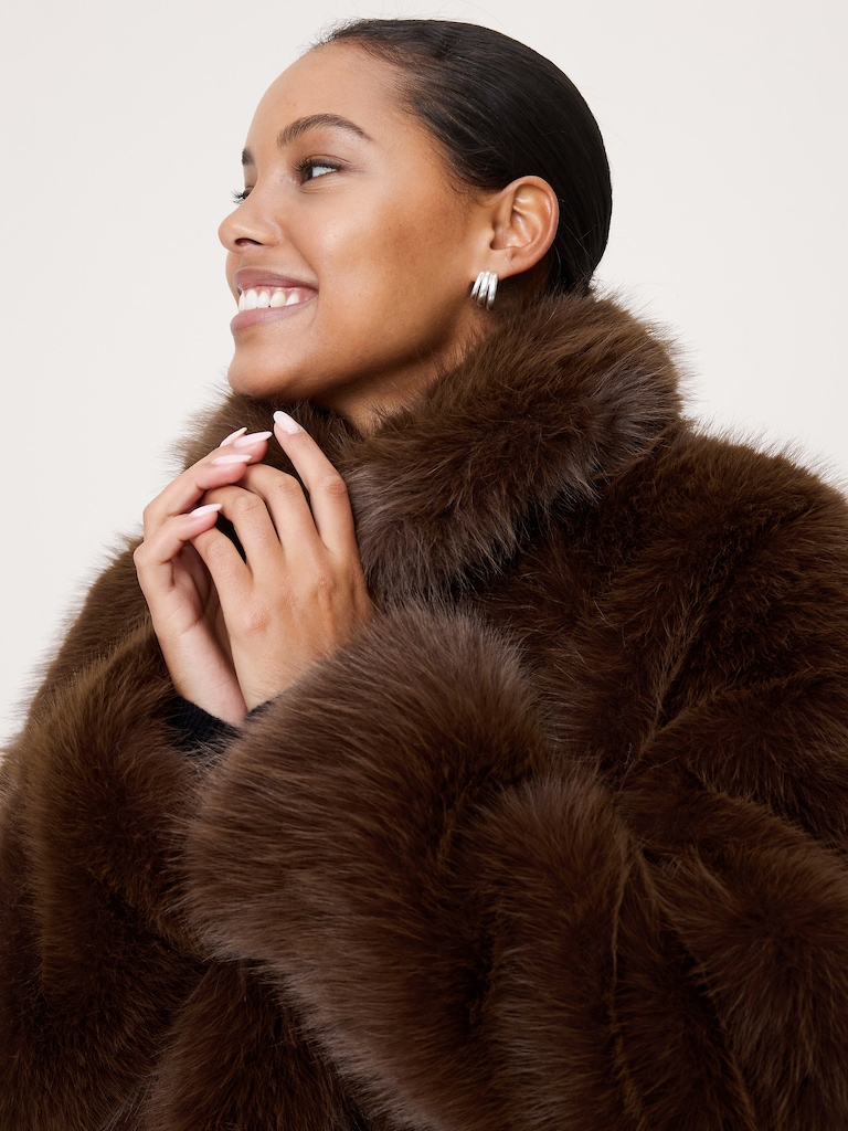 Manteau mi-long en fausse fourrure