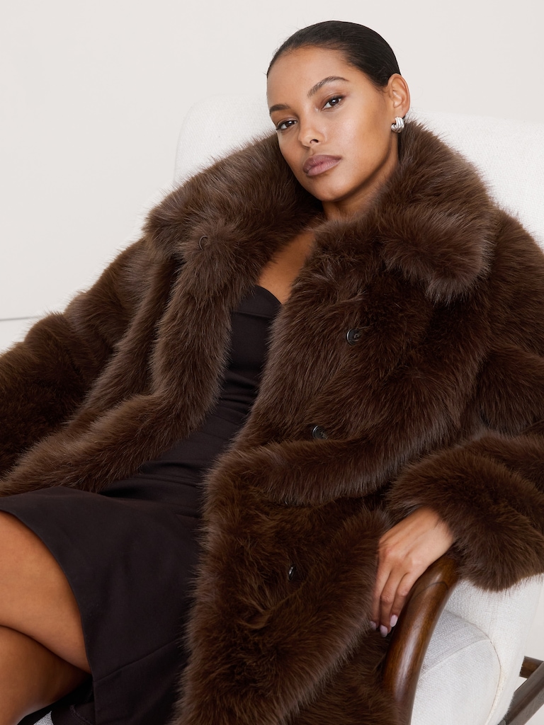 Manteau mi-long en fausse fourrure