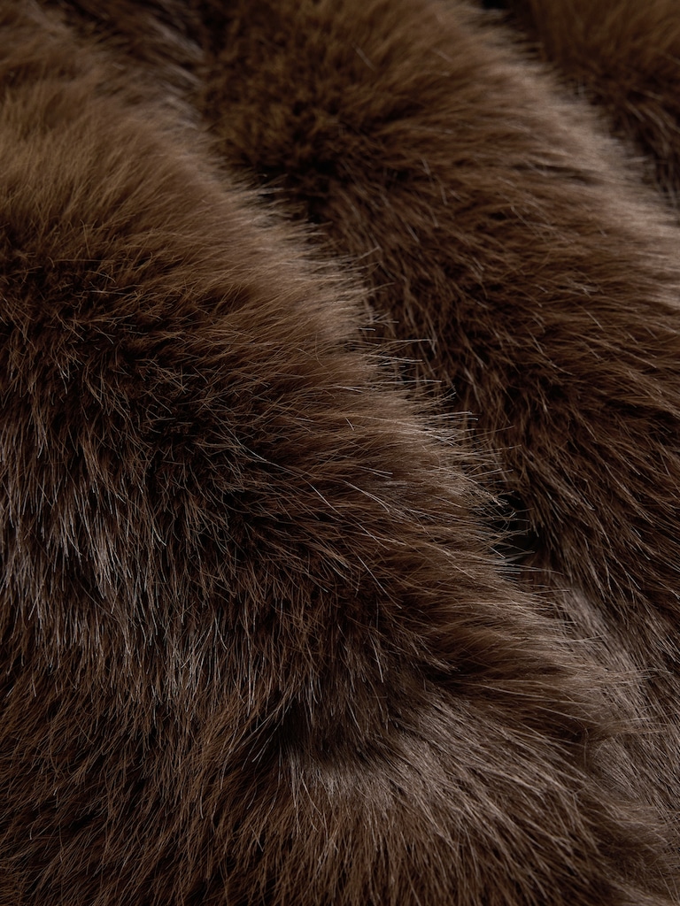 Manteau mi-long en fausse fourrure