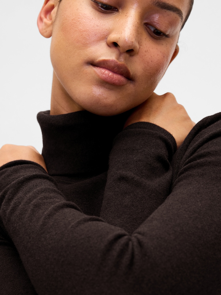 CashSoft Stretch Turtleneck Sweater