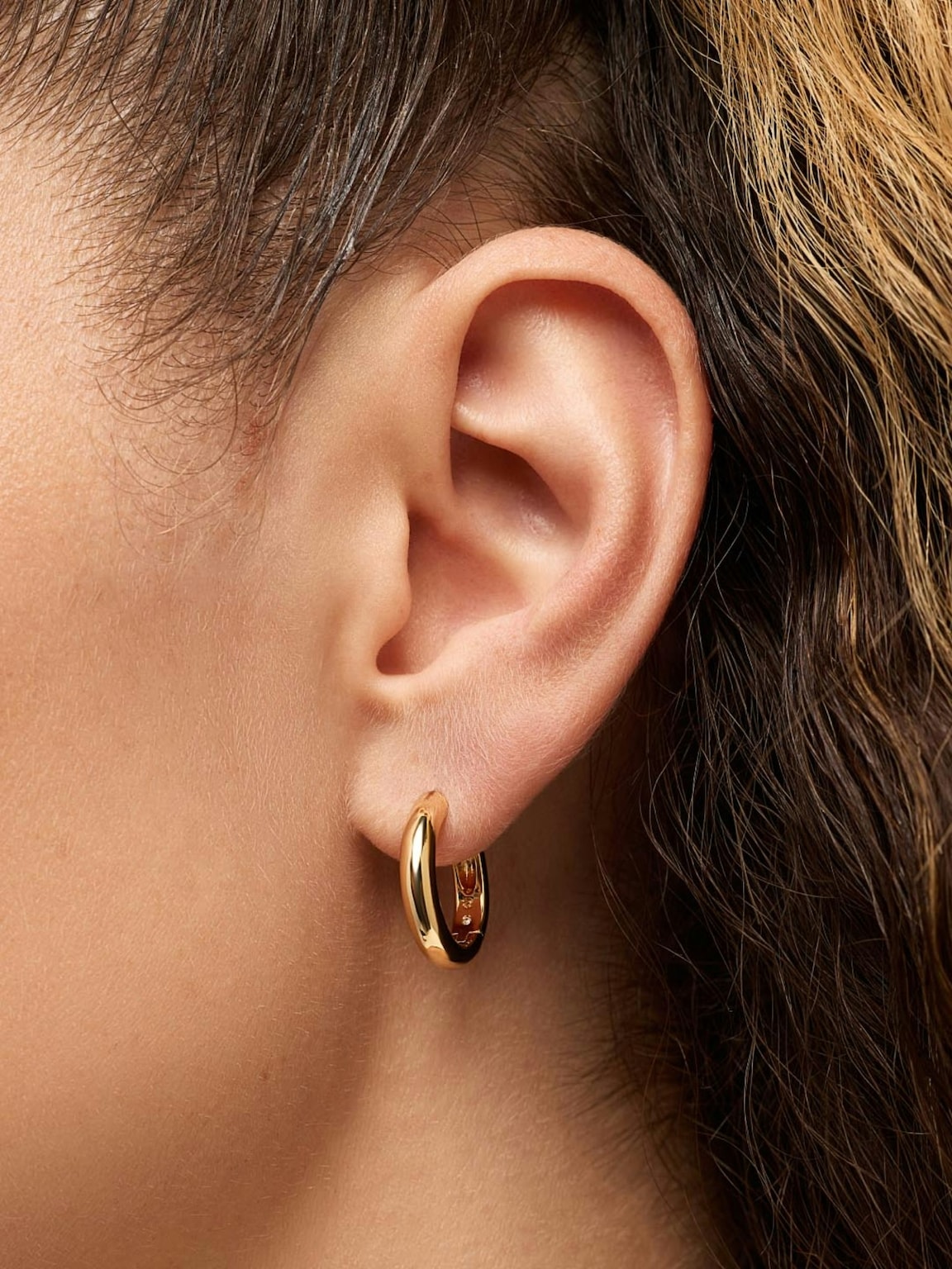 Ana Luisa Giulia Medium Hoop Earrings