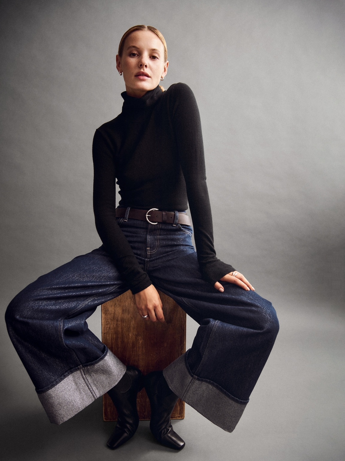 Mid Rise Metallic Cuffed Baggy Jeans