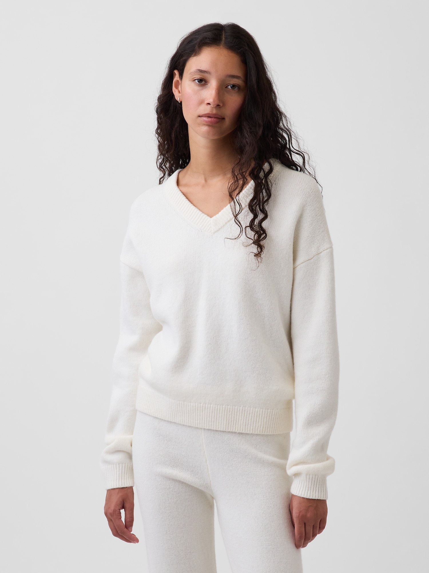 トップス LEWIN / WHITE gadidanoniem CashSoft Oversized V-Neck Sweater | Gap