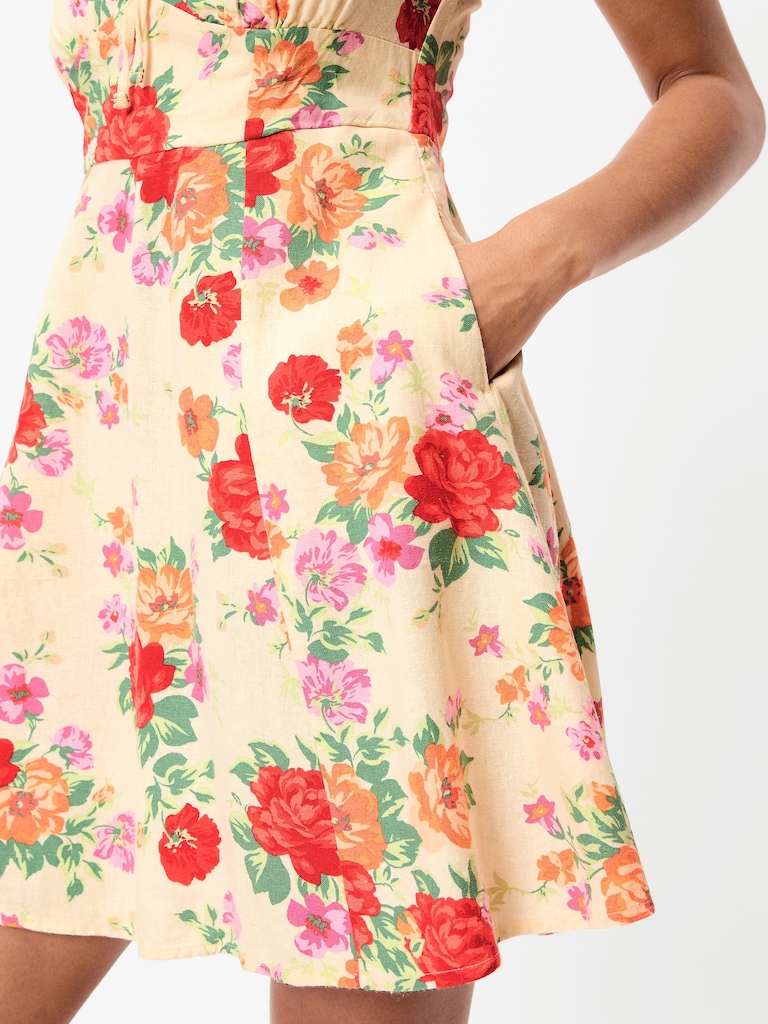Robe courte ajustée et évasée à fines bretelles