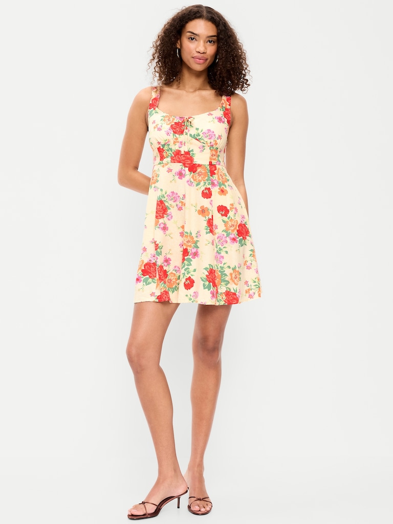 Robe courte ajustée et évasée à fines bretelles