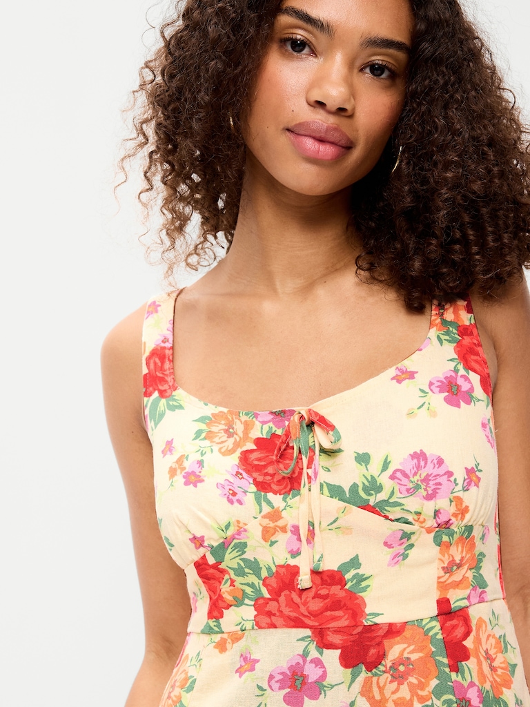 Robe courte ajustée et évasée à fines bretelles