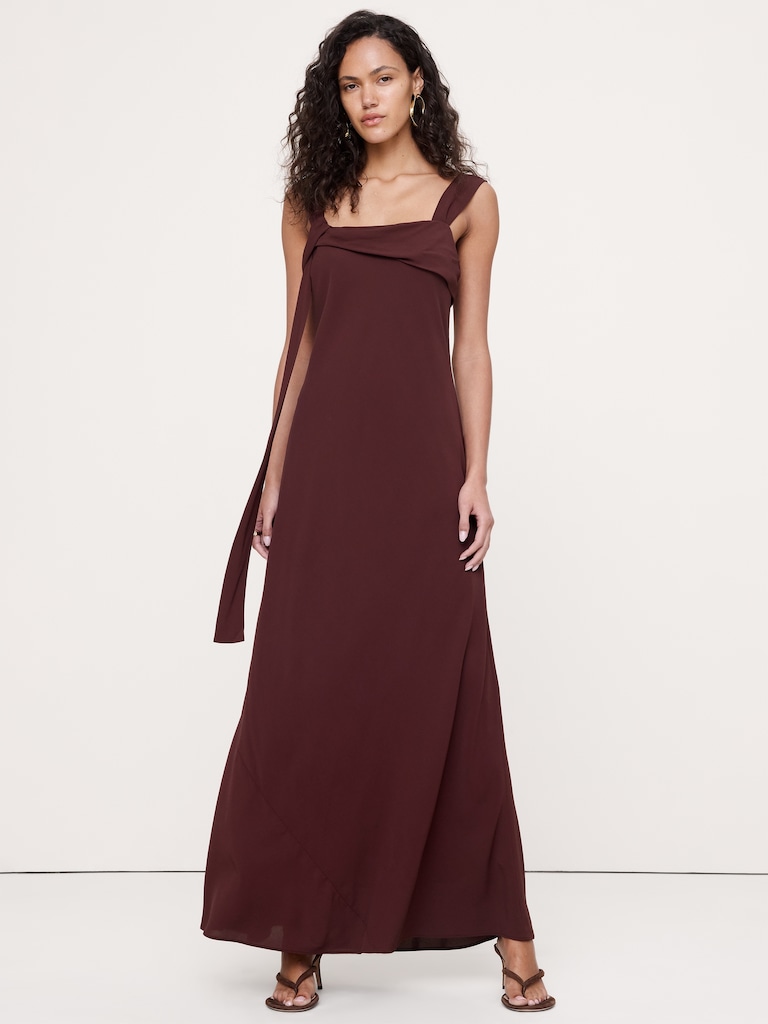 Robe à bretelles en crêpe georgette coupée en biais