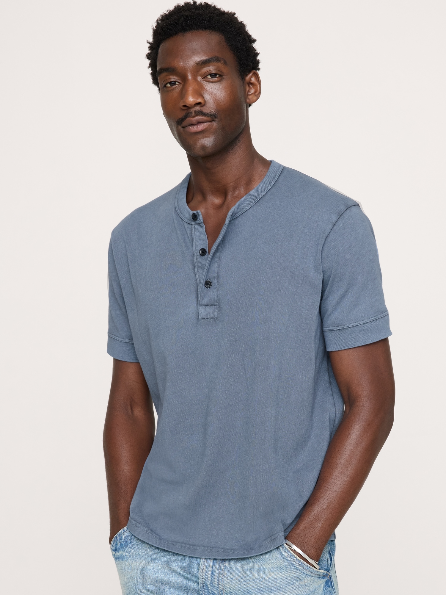 トップス ARGUE COTTON SILK MODEST HENLY T-SHITS Men's Henley T-Shirts | Banana Republic