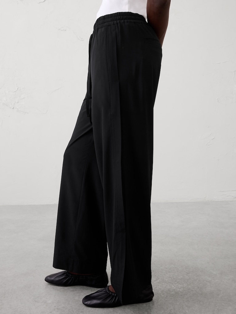 Wide-Leg Mid-Rise Airstretch Pant