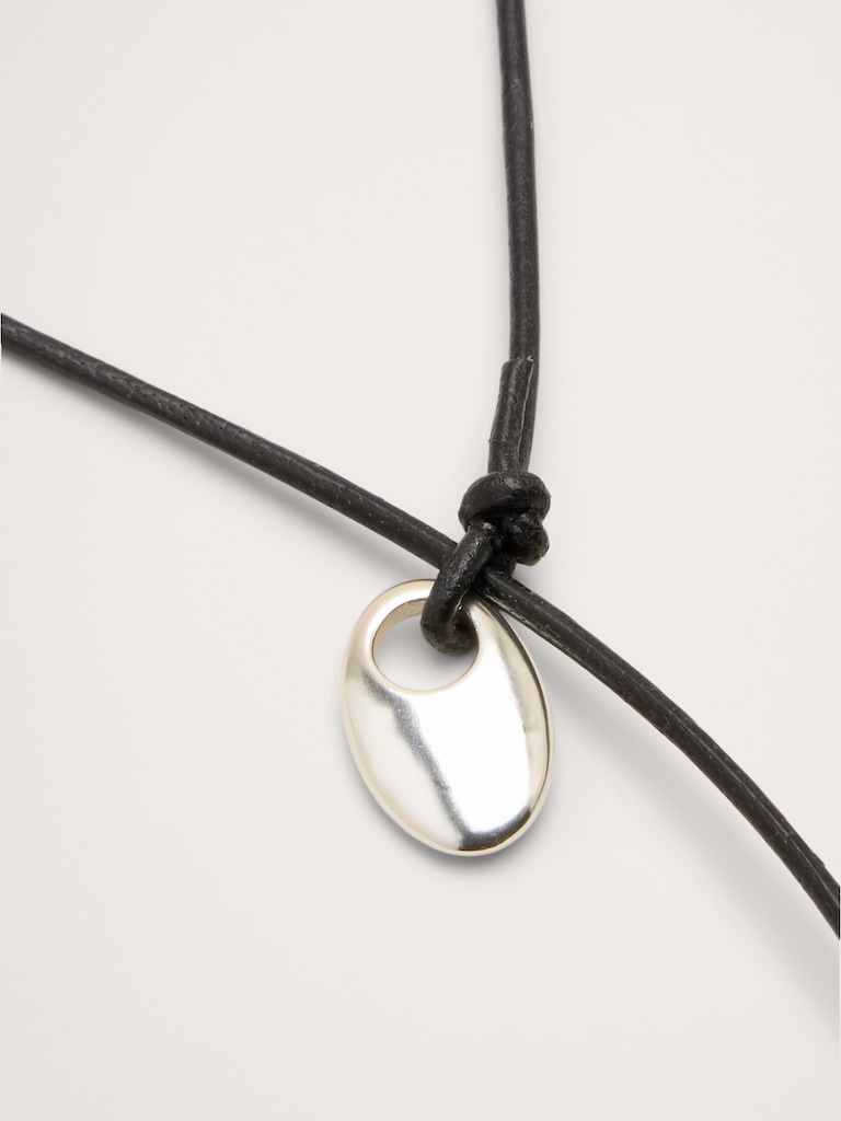 Collier en cordon de cuir orné d’embouts en forme de gouttes