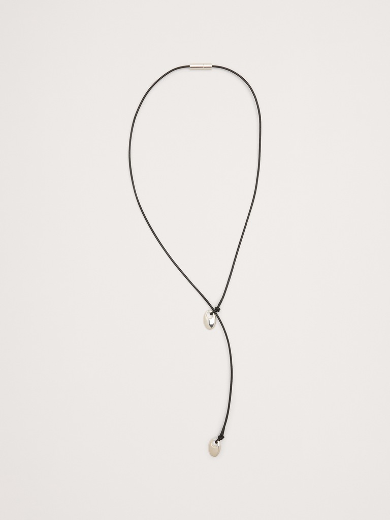 Collier en cordon de cuir orné d’embouts en forme de gouttes