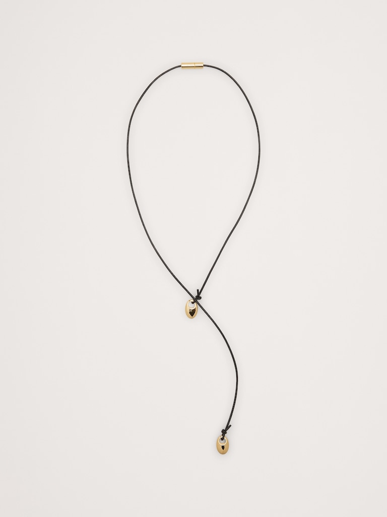 Collier en cordon de cuir orné d’embouts en forme de gouttes