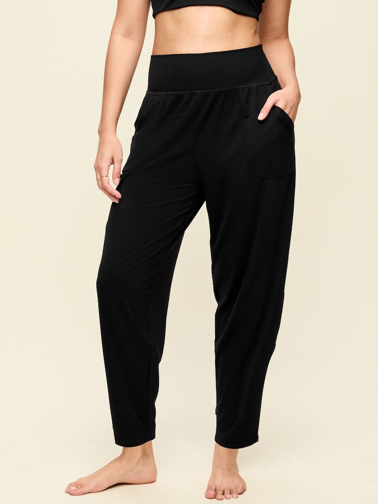 High-Waisted StudioSmooth Jogger