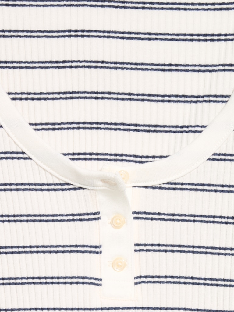 T-shirt henley ajusté à encolure dégagée