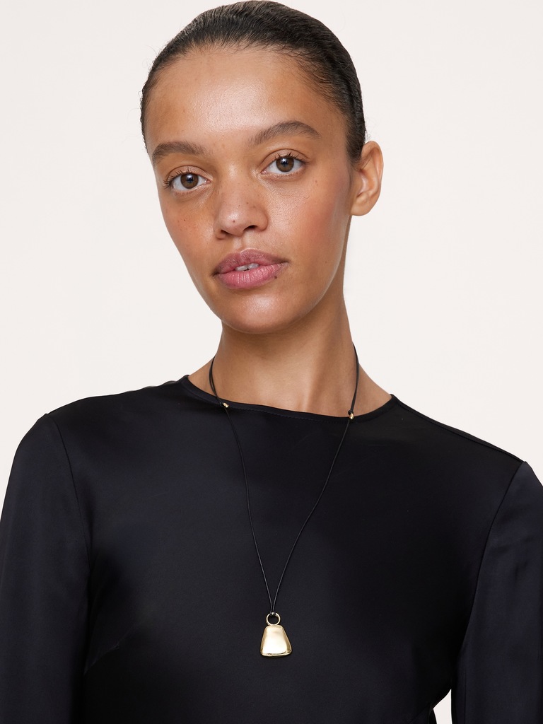 Collier en cordon de cuir avec pendentif en forme de flacon